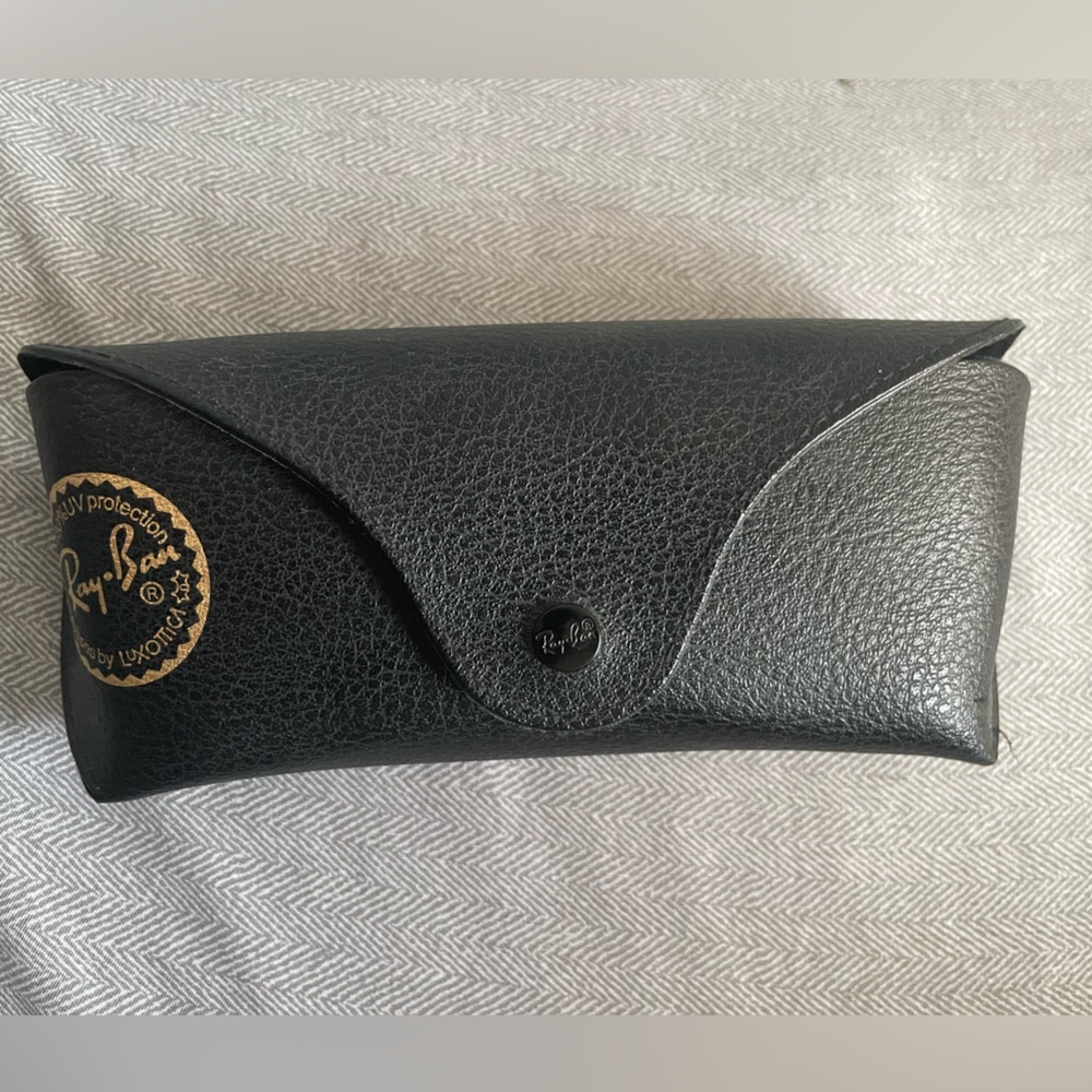 Rayban eye glasses 
Includes:
-case
-eyeglasses
-handkerchief